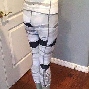 Lululemon black/white Wunder Under crops (6)